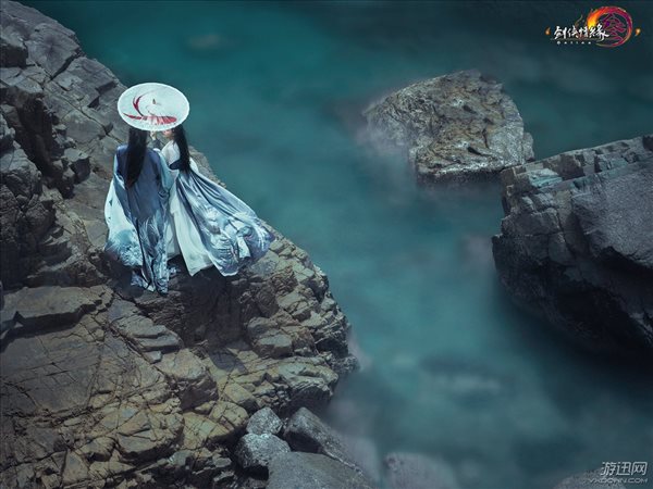 进军时尚圈 《剑网3》公布真人版高定礼服“鹤影天青”