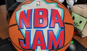 《NBA JAM》上市25周年 网友晒原版封面篮球模型