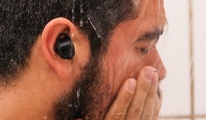 这款防尘水达IP67级的蓝牙耳机 能让你边游泳边听歌