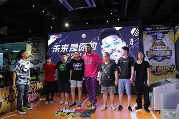 杨少侠突袭全国联赛网咖现场 篮球电竞未来可期