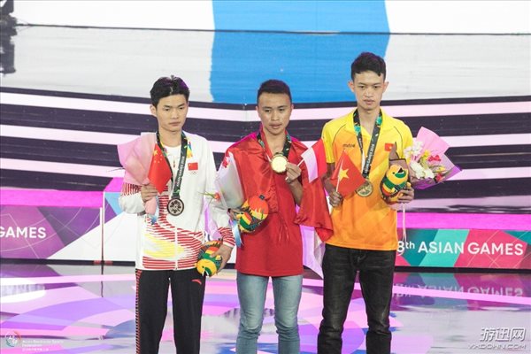 中国选手黄成辉夺得雅加达亚运会皇室战争项目银牌