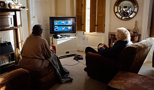 老年夫妻玩《马里奥赛车64》培养感情 已经坚持18年了