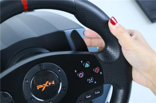 女司机也能开赛车！莱仕达V900游戏方向盘